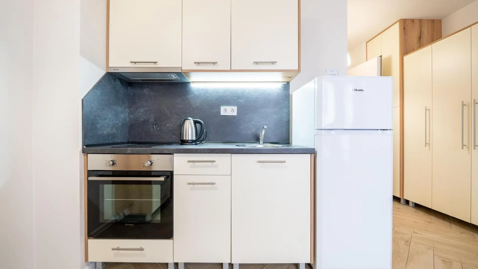 Wow Studios For Rent - Bul Montevideo 25A - B Sofia 0*,