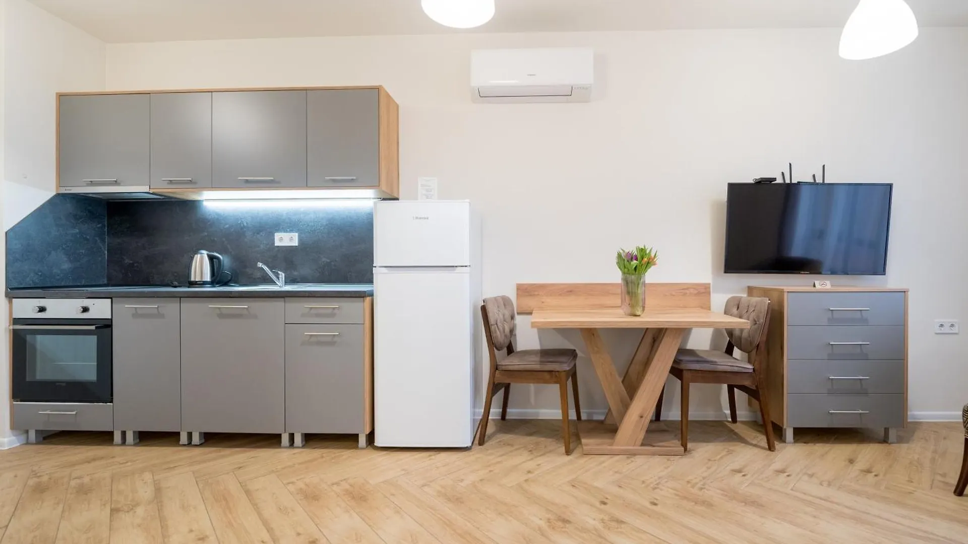 Wow Studios For Rent - Bul Montevideo 25A - B contacts